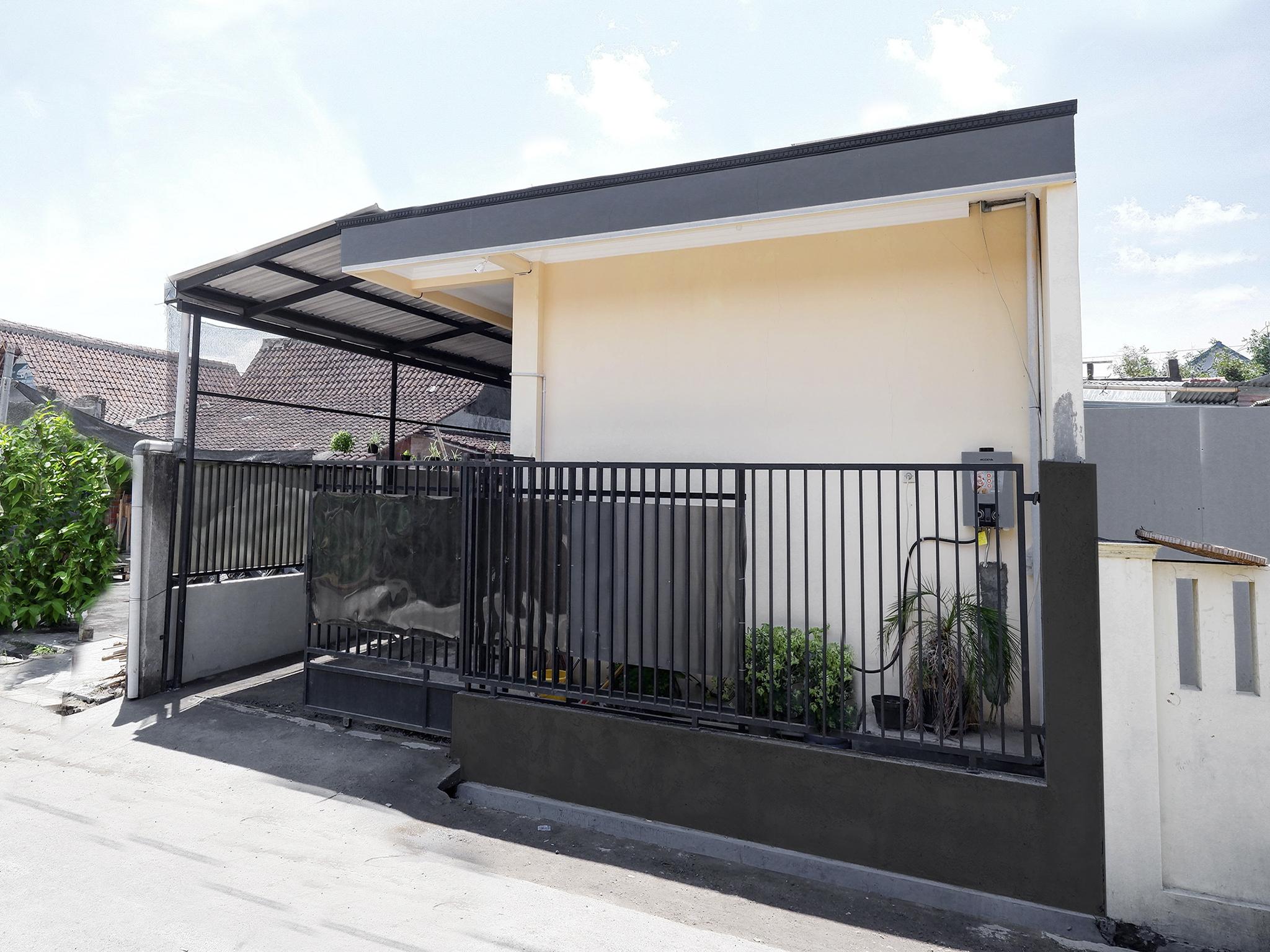 Super Oyo Capital O 2258 Santana Syariah Guest House Kartosuro Extérieur photo
